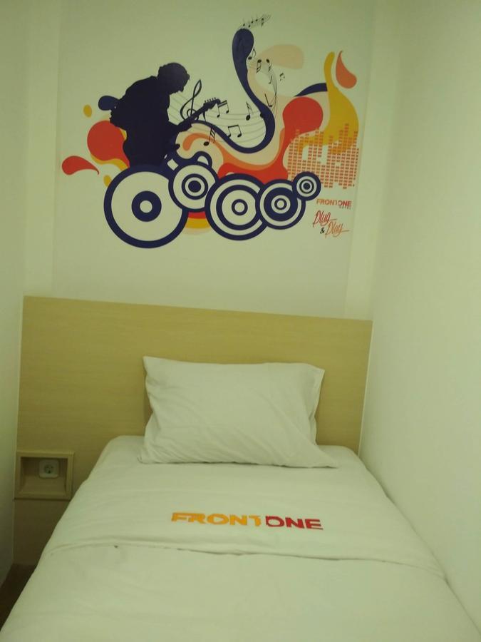 Djo Front One Inn Бенгкулу Екстериор снимка