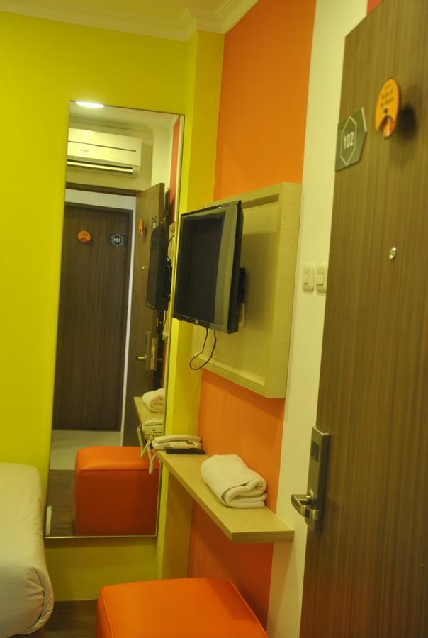Djo Front One Inn Бенгкулу Екстериор снимка
