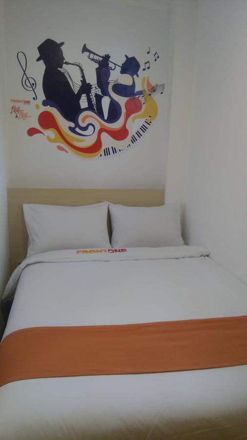 Djo Front One Inn Бенгкулу Екстериор снимка